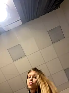 Snapshot of MarilynNova chatting on 12/22/25, 04:12 MarilynNova online show from 12/22/25, 04:12