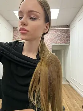 Snapshot of MarilynNova chatting on 02/01/26, 04:11 MarilynNova online show from 02/01/26, 04:11