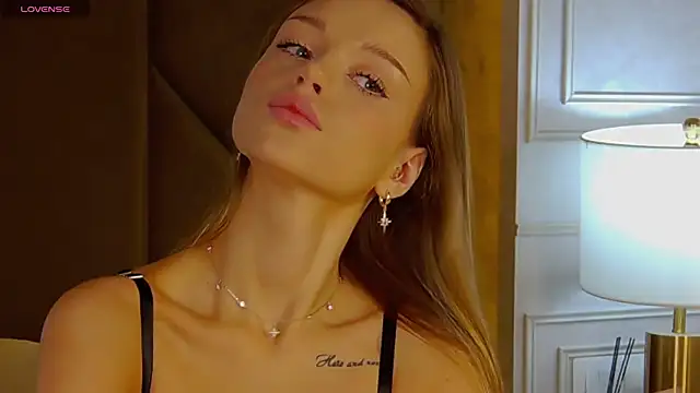 Snapshot of MarilynNova chatting on 11/06/25, 04:27 MarilynNova online show from 11/06/25, 04:27