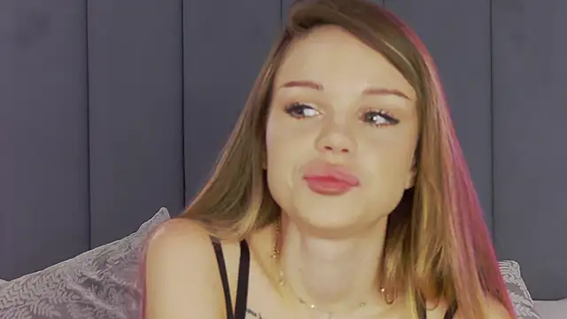 Snapshot of MarilynNova chatting on 10/19/25, 04:26 MarilynNova online show from 10/19/25, 04:26