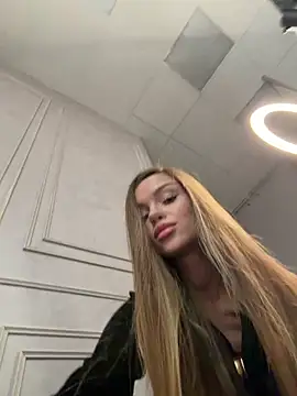 Snapshot of MarilynNova chatting on 02/13/26, 04:23 MarilynNova online show from 02/13/26, 04:23