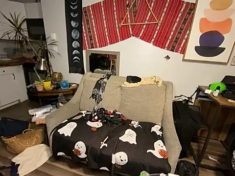 Snapshot of SalemStratton chatting on 12/17/25, 12:04 SalemStratton online show from 12/17/25, 12:04