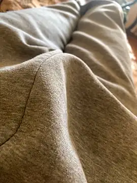 Snapshot of MuzzyFacing chatting on 04/08/26, 12:17 MuzzyFacing online show from 04/08/26, 12:17