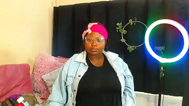 Snapshot of AmazingDarkDoll chatting on 10/18/25, 06:10 AmazingDarkDoll online show from 10/18/25, 06:10