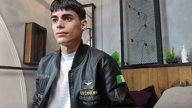 Snapshot of Dani_mc1 chatting on 12/18/25, 11:25 Dani mc1 online show from 12/18/25, 11:25