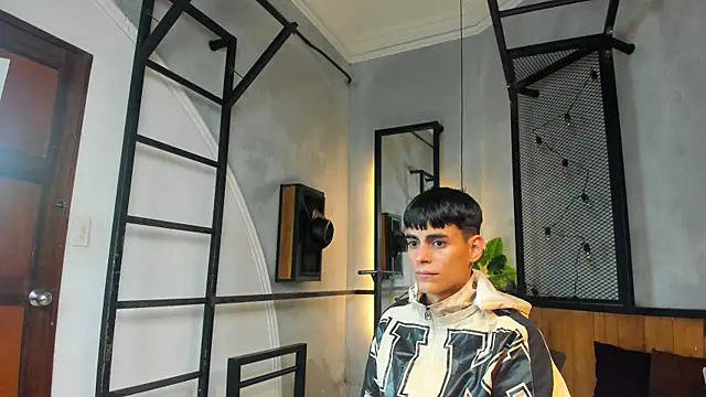 Snapshot of Dani_mc1 chatting on 11/04/25, 11:47 Dani mc1 online show from 11/04/25, 11:47