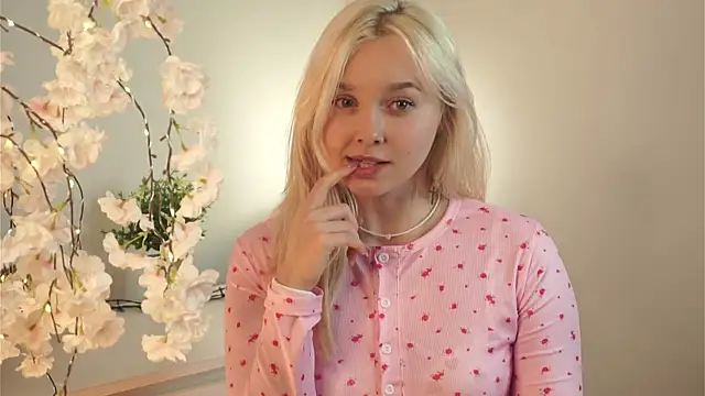 Snapshot of AccaCroyle chatting on 11/23/25, 08:08 AccaCroyle online show from 11/23/25, 08:08