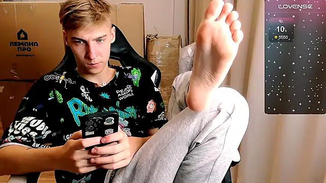 Snapshot of MrSexyCum4U chatting on 11/25/25, 12:00 MrSexyCum4U online show from 11/25/25, 12:00