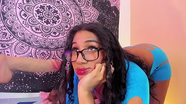Snapshot of EMILYY_WALKER chatting on 06/03/26, 01:01 EMILYY WALKER online show from 06/03/26, 01:01