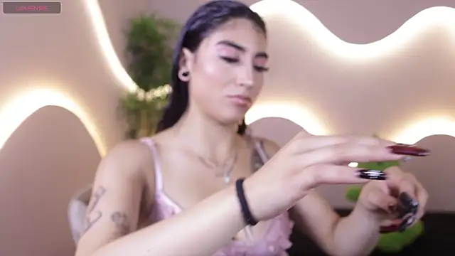 Emma and Issac online show from 12/19/25, 04:16