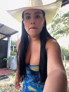 Snapshot of laure_torres chatting on 06/24/26, 12:04 laure torres online show from 06/24/26, 12:04
