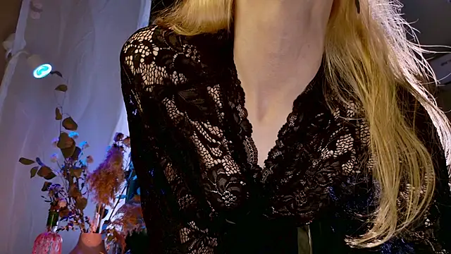 Snapshot of WendyGilber chatting on 06/03/26, 02:07 WendyGilber online show from 06/03/26, 02:07