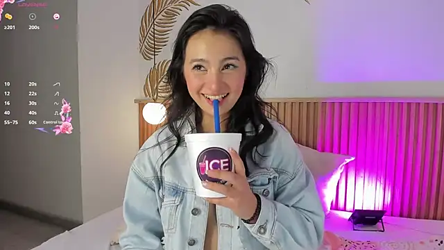 Snapshot of Valleriie_ chatting on 11/23/25, 01:59 Valleriie online show from 11/23/25, 01:59