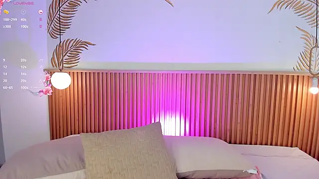 Snapshot of Valleriie_ chatting on 10/31/25, 02:02 Valleriie online show from 10/31/25, 02:02