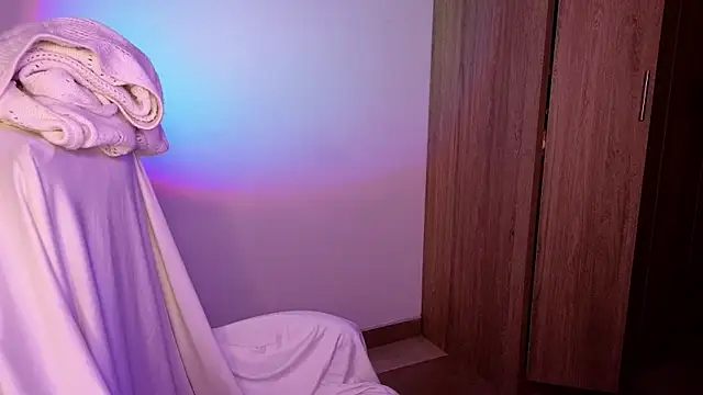 Snapshot of immisssilver chatting on 09/10/25, 02:43 immisssilver online show from 09/10/25, 02:43