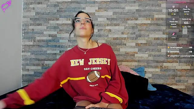 Snapshot of violett__golden chatting on 10/06/25, 02:07 violett golden online show from 10/06/25, 02:07