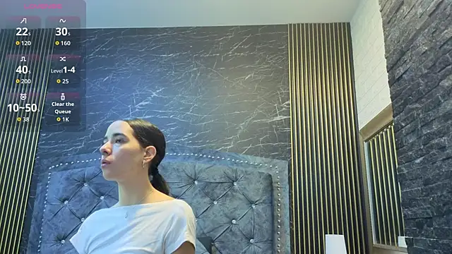 Snapshot of violett__golden chatting on 09/23/25, 11:17 violett golden online show from 09/23/25, 11:17