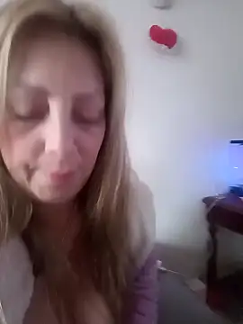 Snapshot of Estefania_Arce chatting on 10/19/25, 08:44 Estefania Arce online show from 10/19/25, 08:44