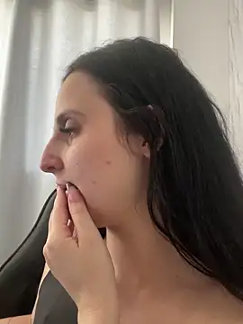 yumi-hot online show from 04/13/26, 04:44