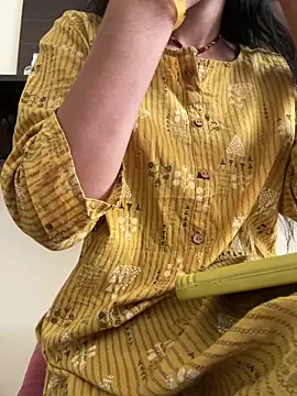 Snapshot of modelnishu chatting on 02/15/26, 10:14 modelnishu online show from 02/15/26, 10:14