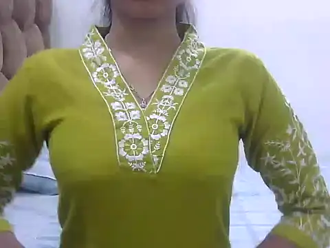 Snapshot of SONIYA_47 chatting on 10/02/25, 05:49 SONIYA 47 online show from 10/02/25, 05:49