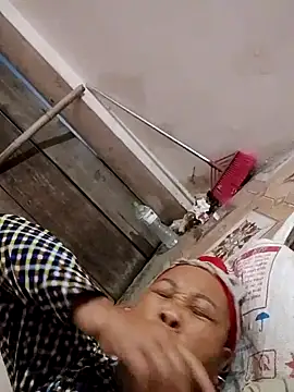 Snapshot of Mamapm20 chatting on 10/11/25, 10:33 Mamapm20 online show from 10/11/25, 10:33