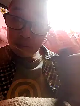 Snapshot of Mamapm20 chatting on 12/15/25, 09:42 Mamapm20 online show from 12/15/25, 09:42