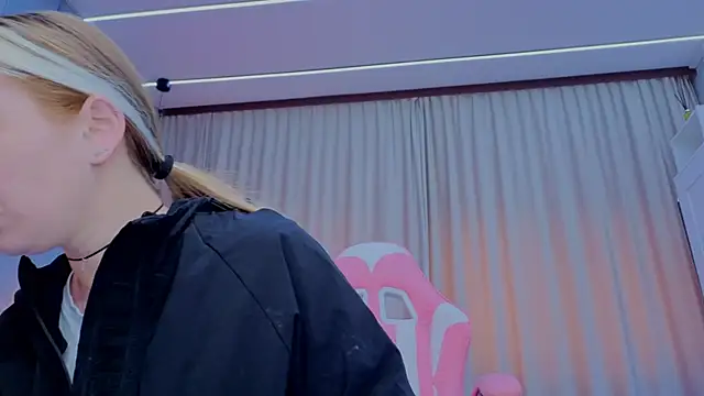 Reina Cummings online show from 11/16/25, 07:02