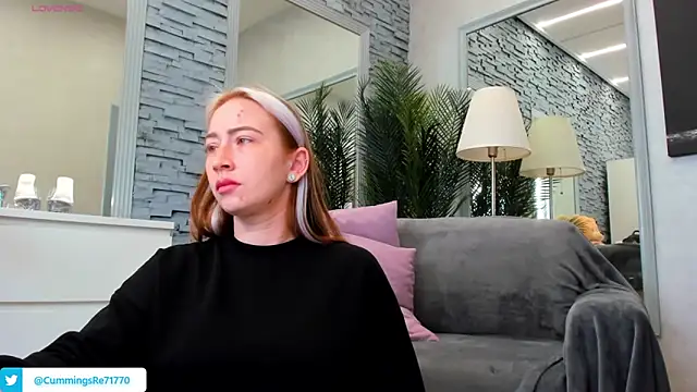 Reina Cummings online show from 03/11/26, 07:24