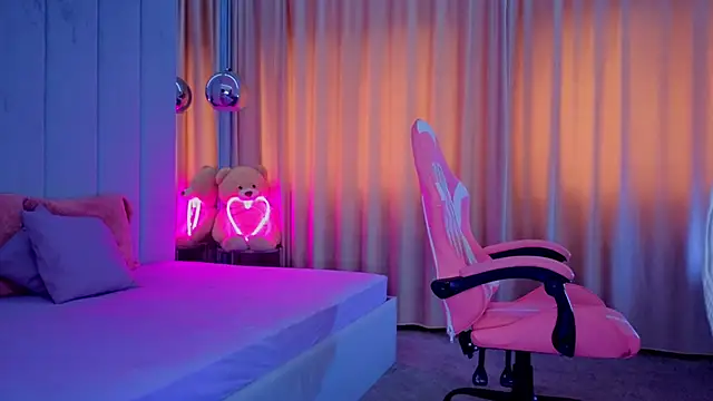 Reina Cummings online show from 10/28/25, 06:34