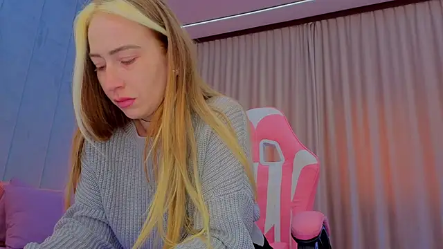 Reina Cummings online show from 11/07/25, 07:24