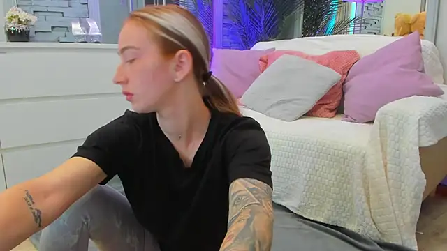 Reina Cummings online show from 06/10/26, 06:14
