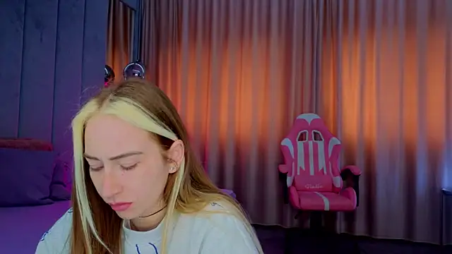 Reina Cummings online show from 11/06/25, 07:23