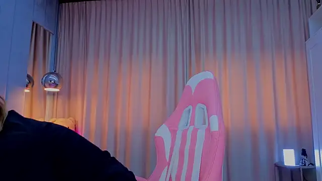 Reina Cummings online show from 11/12/25, 07:01