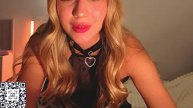 Snapshot of Martina_Isseee chatting on 10/30/25, 04:48 Martina Isseee online show from 10/30/25, 04:48