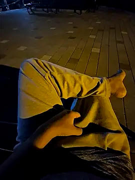 Snapshot of starvingo2002 chatting on 09/23/25, 12:01 starvingo2002 online show from 09/23/25, 12:01