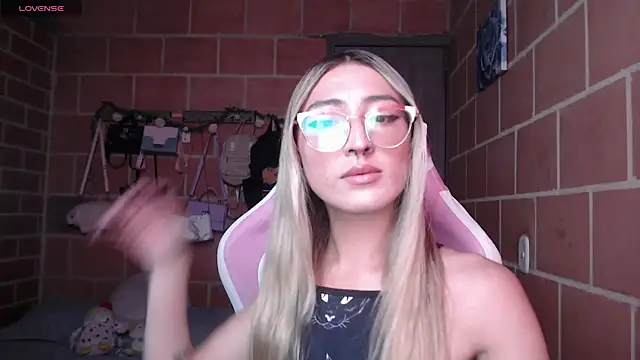 Snapshot of Andrea_camilaaa chatting on 05/26/26, 04:16 Andrea camilaaa online show from 05/26/26, 04:16