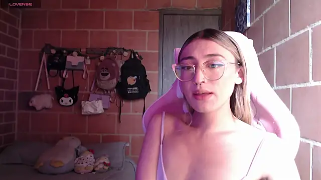 Snapshot of Andrea_camilaaa chatting on 05/25/26, 04:17 Andrea camilaaa online show from 05/25/26, 04:17