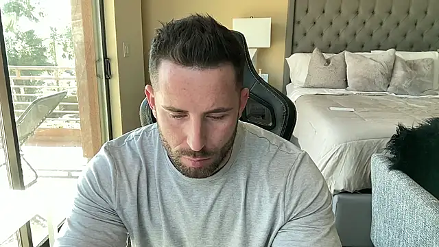 brettmycles28 online show from 10/31/25, 05:42