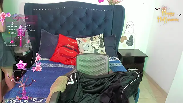 Snapshot of LucyPetit chatting on 10/10/25, 01:12 LucyPetit online show from 10/10/25, 01:12