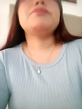 Snapshot of LucyPetit chatting on 09/29/25, 01:28 LucyPetit online show from 09/29/25, 01:28