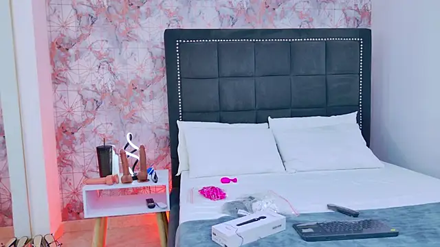 Angelique Angell online show from 11/05/25, 07:50