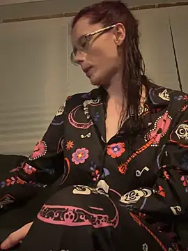 Snapshot of raen001 chatting on 11/13/25, 07:51 raen001 online show from 11/13/25, 07:51