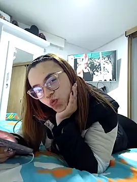 Snapshot of AlissonPeach01 chatting on 10/22/25, 04:23 AlissonPeach01 online show from 10/22/25, 04:23