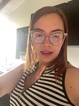Snapshot of AlissonPeach01 chatting on 09/18/25, 01:25 AlissonPeach01 online show from 09/18/25, 01:25