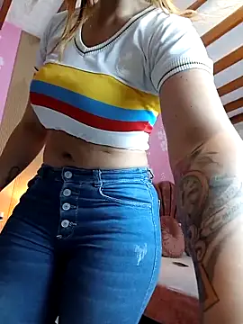 Snapshot of AlissonPeach01 chatting on 10/02/25, 01:25 AlissonPeach01 online show from 10/02/25, 01:25