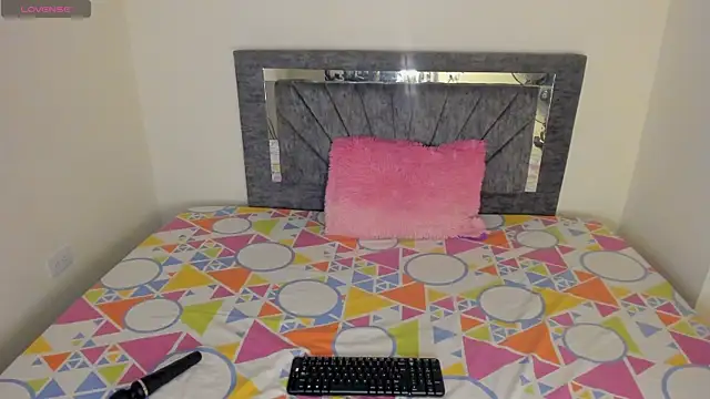 Laurasofia01 online show from 04/05/26, 12:50