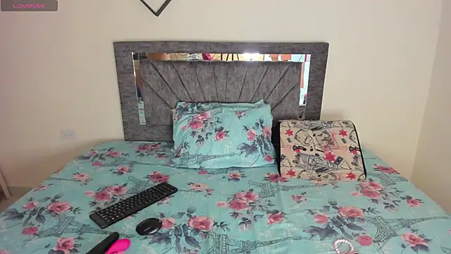 Snapshot of Laurasofia01 chatting on 11/30/25, 12:11 Laurasofia01 online show from 11/30/25, 12:11