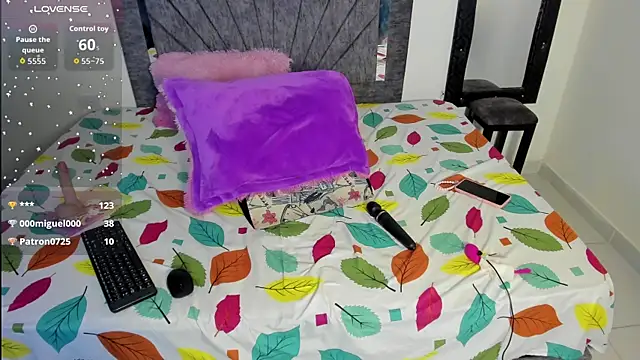 Snapshot of Laurasofia01 chatting on 10/28/25, 02:12 Laurasofia01 online show from 10/28/25, 02:12