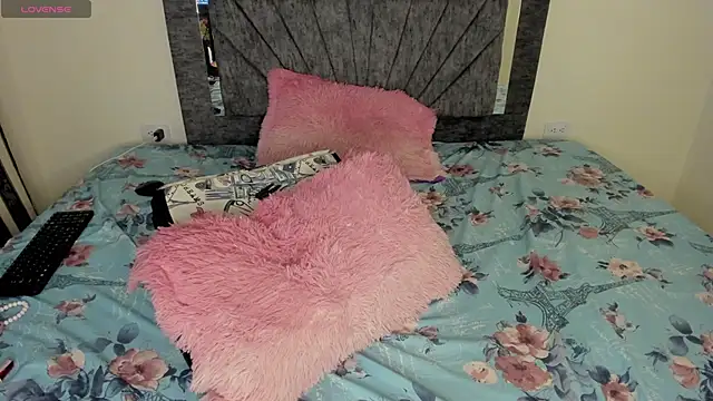 Laurasofia01 online show from 04/09/26, 03:19